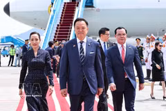 Le Premier ministre thaïlandais Anutin Charnvirakul, est arrivé le 8 juin à l'aéroport international de Noi Bai, à Hanoï. Photo: VNA