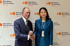 En marge du Forum, la vice-ministre des Affaires étrangères Nguyen Minh Hang rencontre Michael Bloomberg, fondateur de Bloomberg. Photo: VNA