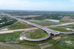 Le projet de construction de l’autoroute Cao Lanh - An Huu, phase 1, représente un investissement total de près de 7 500 milliards de dongs. Photo: VNA