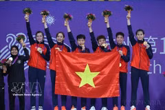 L’équipe féminine vietnamienne de sepak takraw remporte la médaille d’or aux ASIAD 2023, organisés en Indonésie. Photo: VNA