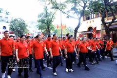 Les délégués participent à la marche autour du lac Hoàn Kiêm. Photo: VNA