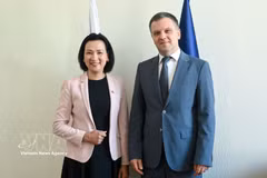 L'ambassadrice du Vietnam en Bulgarie, Nguyen Thi Minh Nguyet, et le ministre bulgare de la Justice, Nikolay Naydenov. Photo: VNA