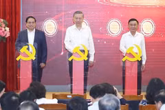 Le secrétaire général du Parti, To Lam (au milieu), le Premier ministre Pham Minh Chinh (à gauche) et le permanent du Secrétariat, Tran Cam Tu (à droite), activent trois plateformes numériques. Photo : VNA