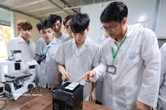 Des enseignants de l'Académie vietnamienne des sciences agricoles accompagnent des étudiants dans l'utilisation d'équipements modernes intégrant l'intelligence artificielle (IA) et l'Internet des objets (IoT) pour leurs travaux de recherche. Photo : VNA