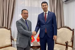 L'ambassadeur Nguyen Thanh Le (à gauche) et le vice-ministre des Affaires étrangères du Kirghizistan. Photo : VNA