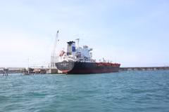 Le navire Au Lac Eagle est venu réceptionner une cargaison d’essence E10 RON95 au terminal Jetty de la raffinerie de Dung Quat. Photo : https://nangluongvietnam.vn