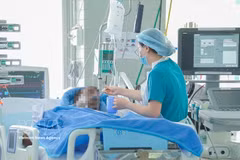 Le personnel médical de l'hôpital Cho Ray prend en charge le blessé. Photo : VNA