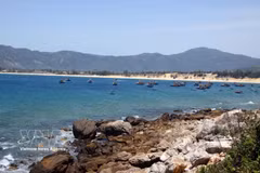 Vue paisible sur la mer depuis le cap Vi Rong. Photo : VNA
