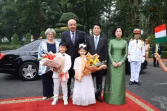 Le président hongrois Sulyok Tamas et son épouse, avec le président Luong Cuong et son épouse avec des enfants de Hanoï. Photo : VNA