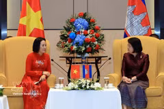 La présidente de l'Assemblée nationale du Cambodge, Samdech Khuon Sudary rencontre Nguyen Thi Thanh, vice-présidente de l'AN du Vietnam (gauche). Photo : VNA