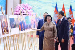Le Premier ministre Le Minh Hung et le président de l'Assemblée nationale cambodgienne, Samdech Khuon Sudary, visitent une exposition de photographies illustrant la coopération entre les deux pays, organisée par l'Agence vietnamienne d'information (VNA). Photo : VNA.