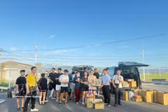Des représentants du Consulat général du Vietnam à Fukuoka distribuent des objets de secours aux citoyens vietnamiens de Kumamoto. Photo : VNA.
