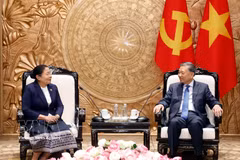Le secrétaire général du Comité central du Parti communiste du Vietnam et président du Vietnam, To Lam reçoit Sisay Leudetmounsone, membre du Bureau politique, secrétaire du Comité central et présidente de la Commission centrale de l’organisation du Parti populaire révolutionnaire lao. Photo : VNA