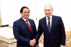Le Premier ministre Pham Minh Chinh (gauche) et le président russe Vladimir Poutine. Photo: VNA