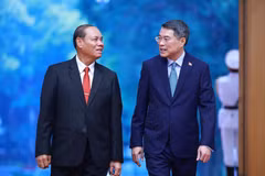 Le Premier ministre Le Minh Hung (droite) et Vilay Lakhamfong, membre du Bureau politique et permanent du Secrétariat du Comité central du Parti populaire révolutionnaire lao (PPRL). Photo: VNA