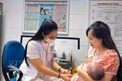 Vaccination des enfants contre la grippe pour réduire le risque de propagation de la grippe A. Photo: VNA