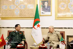 Le général d’armée Saïd Chanegriha, ministre délégué auprès du ministre de la Défense nationale et chef d’état-major de l’Armée nationale populaire (ANP) d’Algérie (à droite), et le général d’armée Nguyen Trong Nghia, membre du Bureau politique, secrétaire du Comité central du Parti, membre de la permanence de la Commission militaire centrale et directeur du Département général de la Politique de l’Armée populaire du Vietnam. Photo: VNA