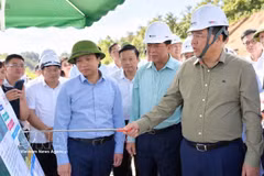 Le vice-Premier ministre permanent Pham Gia Tuc inspecte le chantier de l’autoroute Dong Dang - Tra Linh. Photo : VNA