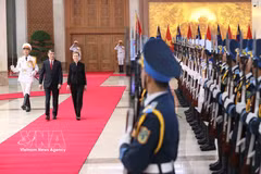 Le Premier ministre vietnamien Le Minh Hung et la Première ministre liechtensteinoise Brigitte Haas passent en revue la garde d’honneur de l’Armée populaire vietnamienne. Photo: VNA