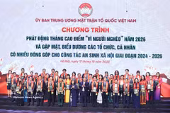 - La présidente du Comité central du Front de la Patrie du Vietnam, Bui Thi Minh Hoai, et le vice-Premier ministre permanent Pham Gia Tuc honorent des organisations et des particuliers. Photo: VNA