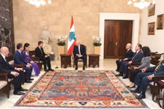 Le président libanais Joseph Aoun a reçu l'ambassadeur du Vietnam en Égypte et au Liban, Nguyen Nam Duong, à l'occasion de la présentation de ses lettres de créance le 15 octobre. Photo : Ambassade du Vietnam en Égypte - VNA