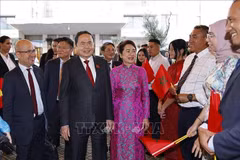 Le président de l'AN du Vietnam Trân Thanh Mân et son épouse sont arrivés à l'aéroport de Salé Rabat. Photo: VNA