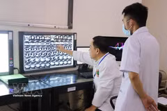 Parmi les diverses applications de l'énergie atomique, le secteur de la santé a connu des progrès remarquables et a apporté les bénéfices les plus directs et concrets à la population. Photo : VNA
