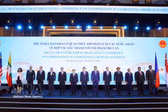  Le général Luong Tam Quang, ministre de la Sécurité publique du Vietnam, en compagnie des chefs de délégation des pays de l'ASEAN et du Secrétariat de l'ASEAN. Photo : VNA.