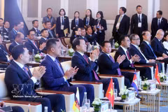 Le général Luong Tam Quang, ministre de la Sécurité publique, en compagnie de délégués participant à la conférence. Photo : VNA
