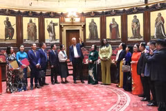 La vice-présidente de l'Assemblée nationale Nguyen Thi Thanh et la délégation parlementaire vietnamienne visitent le siège du Sénat belge (17 septembre 2025). Photo : VNA