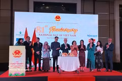 L'ambassadeur Trinh Minh Manh et le ministre Kiren Rijiju posent pour une photo commémorative avec les ambassadeurs des pays de l'ASEAN, témoignant de la solidarité entre l'ASEAN et l'Inde. Photo : VNA