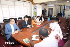 L'ambassadrice du Vietnam en Tanzanie, Vu Thanh Huyên travaille avec la commissaire de la région de Tanga, Batilda Salha Burian. Photo: ambassade du Vietnam en Tanzanie