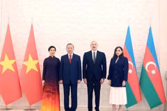 Le secrétaire général du Parti communiste du Vietnam, Tô Lâm et de son épouse, (à gauche) et le président de la République d'Azerbaïdjan, Ilham Aliyev, et son épouse. Photo: VNA