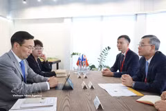 Le ministre vietnamien des Finances Ngo Van Tuan (à droite) travaille avec Aïsen Sergueïevitch Nikolaïev, chef de la République de Sakha (Iakoutie) de Russie. Photo: VNA