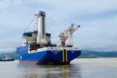 Un navire de service spécialisé et moderne, destiné à la construction, à l'exploitation et à la maintenance de l'éolien offshore, a été lancé avec succès par la Société de construction navale de Ha Long. Photo : VietnamPlus