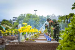Des soldats du commandement militaire provincial de Dien Bien brûlent de l'encens sur les tombes des héros et des martyrs du cimetière des martyrs A1 avant de procéder aux fouilles pour le prélèvement d'échantillons. Photo : VNA.