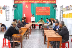 La réunion d'une section du Parti dans le village d'An Thanh, commune de Minh Long, province de Quang Ngai. Photo : VNA