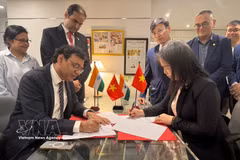Nguyen Thi Thu Giang, vice-présidente et secrétaire générale de VINASA, et Abhay Sinha, directeur général de SEPC, ont signé un protocole d'accord de coopération. Photo : VNA