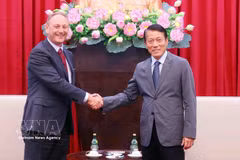 Le général Luong Tam Quang, ministre de la Sécurité publique (à droite) reçoit Andrew Cope, directeur général chargé des ventes pour la région Asie-Pacifique du groupe Nokia. Photo : VNA