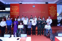 Nguyen Phuoc Loc (quatrième à droite), secrétaire adjoint du Comité du Parti de la ville et président du Comité du Front de la Patrie du Vietnam de Hô Chi Minh-Ville, remet des véhicules et des moyens de subsistance à des familles bénéficiant de politiques préférentielles. Photo : VNA