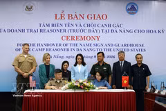 Des représentants de Da Nang et des États-Unis signent un accord portant sur la restitution d'objets historiques. Photo : VNA.