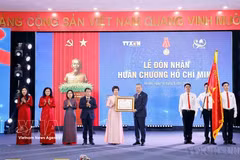 Le secrétaire général To Lam remet l'Ordre Hô Chi Minh (pour la troisième fois) à la VNA lors de la cérémonie commémorant le 80e anniversaire de sa fondation (15 septembre 1945 - 15 septembre 2025). Photo : VNA