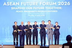 Le Premier ministre Le Minh Hung et les délégués posent pour une photo de groupe lors de la séance d'ouverture. Photo : VNA