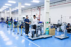 Ligne d'assemblage robotisée de transfert de plaquettes dans l'industrie des semi-conducteurs chez TAZMO Vietnam (Parc industriel de Long Hau, province de Tay Ninh). Photo: VNA
