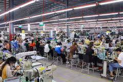 Les secteurs du textile-habillement et du cuir-chaussure s’orientent vers un modèle industriel allant au-delà de la sous-traitance et de l’assemblage, afin de se positionner sur des segments à plus forte valeur ajoutée, d’accroître le contenu technologique et de renforcer leur compétitivité. Photo: VNA