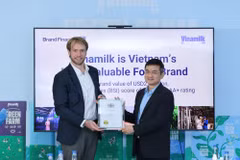 Nguyen Quang Tri (à droite), directeur marketing chez Vinamilk, reçoit le certificat des 100 marques les plus valorisées du Vietnam des mains d'un représentant de Brand Finance. Photo : Vietnamplus