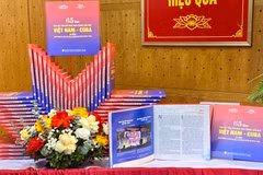 Le livre "65 ans à cultiver l’amitié fidèle et exemplaire entre le Vietnam et Cuba". Photo: VNA