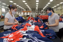 Confection de vêtements d'exportation à la Thai Nguyen Garment Company. (Photo : VNA)