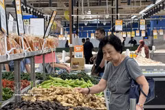 Des clients âgés font leurs achats dans un supermarché à Kuala Lumpur, en Malaisie. Photo : VNA