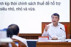 Le Premier ministre Le Minh Hung présente un thème sur le renforcement des capacités de gouvernance. Photo: VNA
